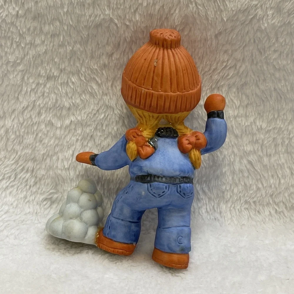Vintage Enesco Girl Throwing Snowball 1984‎ Figurine Country Cousins